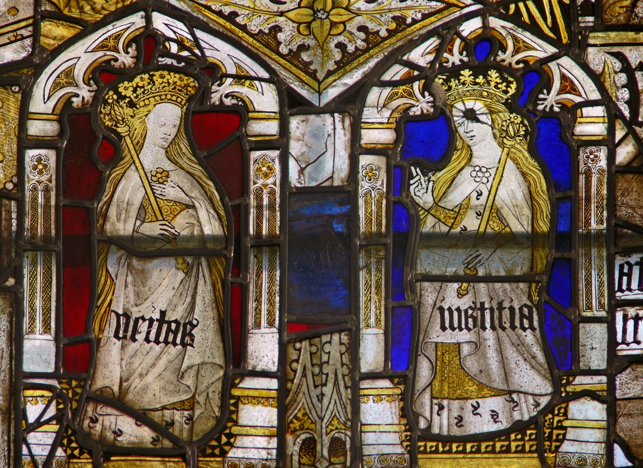 Un pannello nella finestra est che raffigura le Virtù Cardinali: Verità (Veritas) e Giustizia (Iustitia) da English School