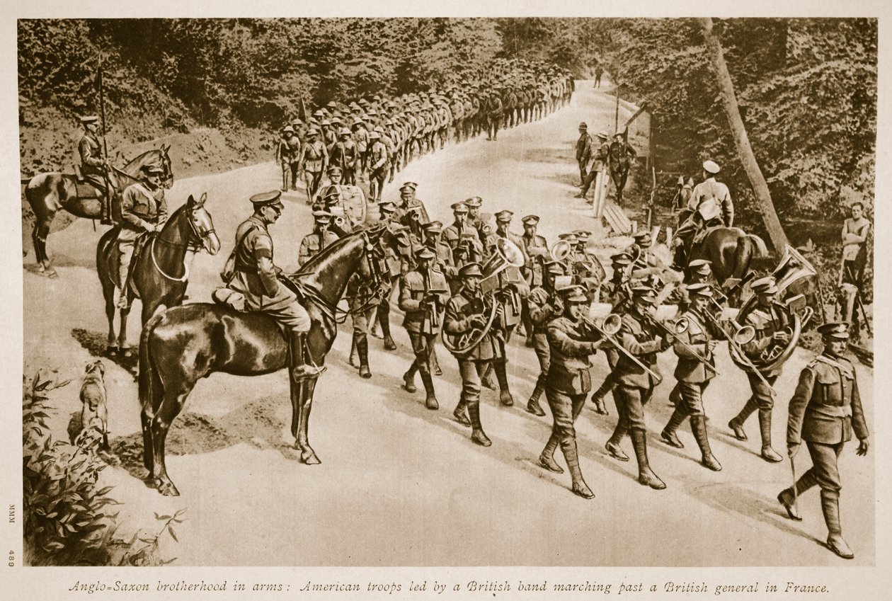 Fratellanza anglosassone in armi: truppe americane guidate da una banda britannica che sfilano davanti a un generale britannico in Francia, 1914-19 da English School