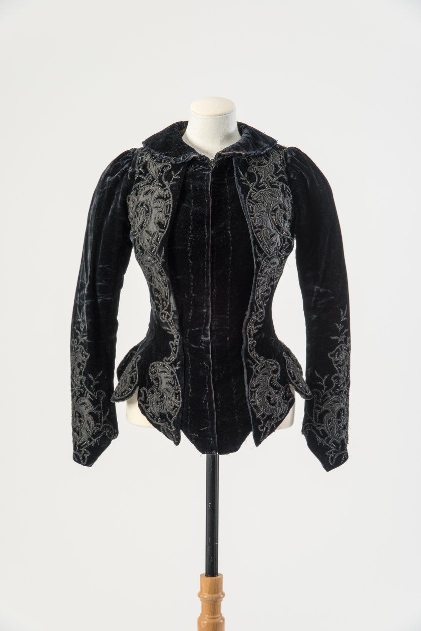 Giacca di velluto nero ricamata con applicazioni di seta nera e perline di metallo, fine 1890 da English School