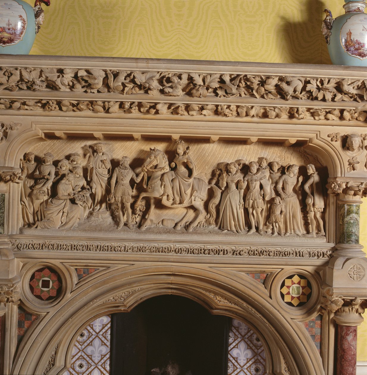Camino scolpito nel salotto, raffigurante Elisabetta I accolta dal Conte di Hereford nel 1591, XVI secolo da English School