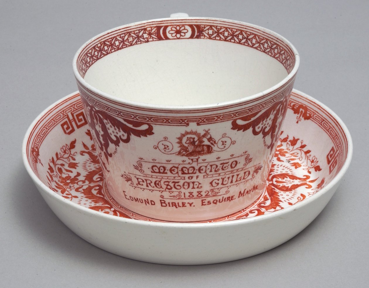 Tazza da tè commemorativa e piattino con la scritta A Memento of Preston Guild 1882, Minton, Inghilterra, c.1882 da English School