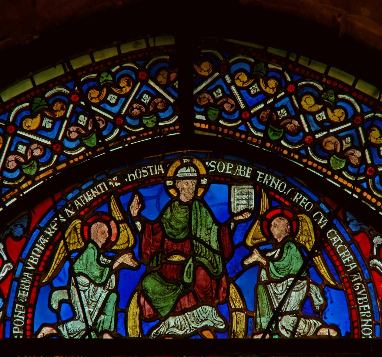 Dettaglio della vetrata est della Cappella della Trinità raffigurante Cristo in Gloria da English School