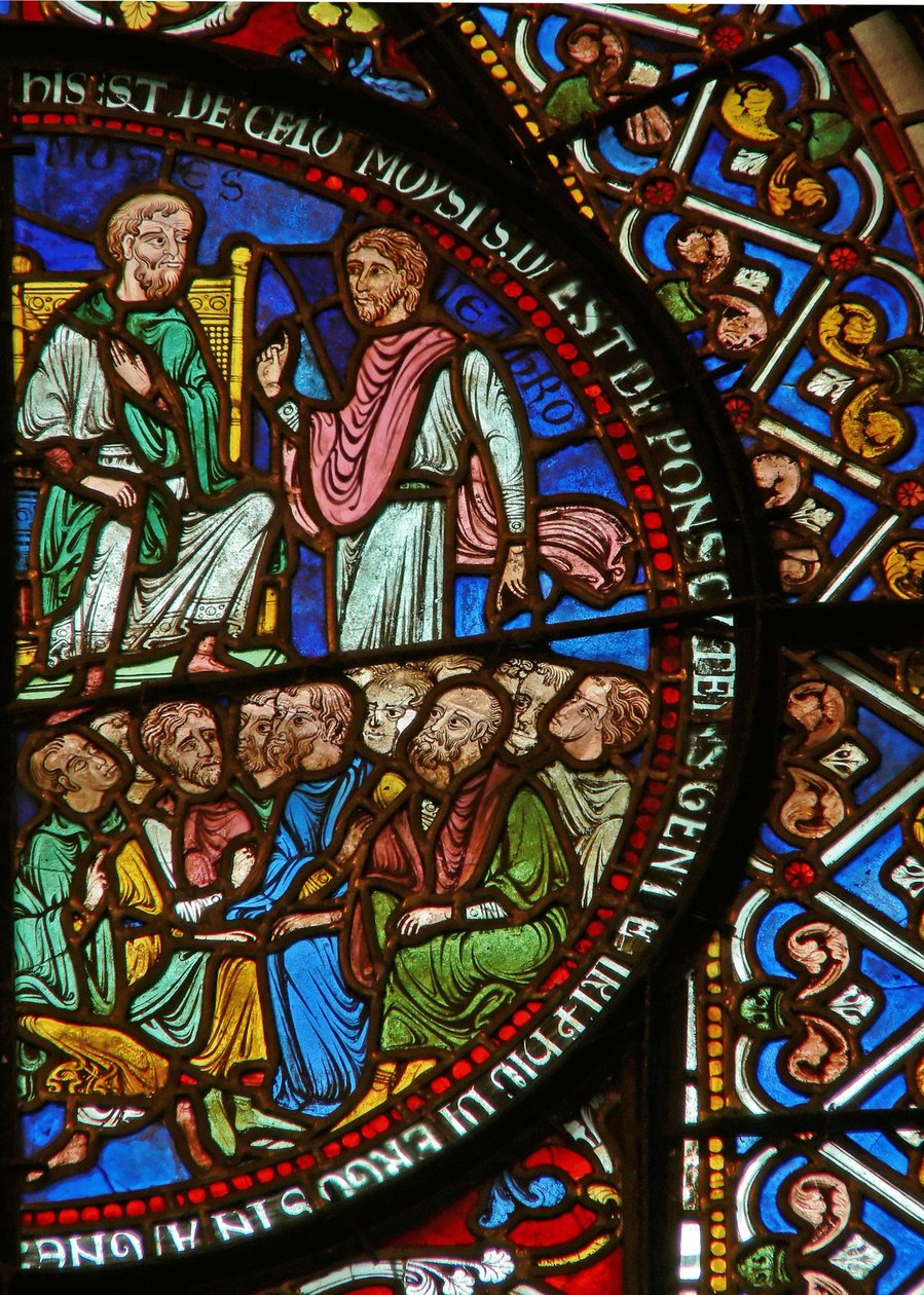 Dettaglio della vetrata est della Cappella della Trinità raffigurante Mosè e gli Israeliti da English School