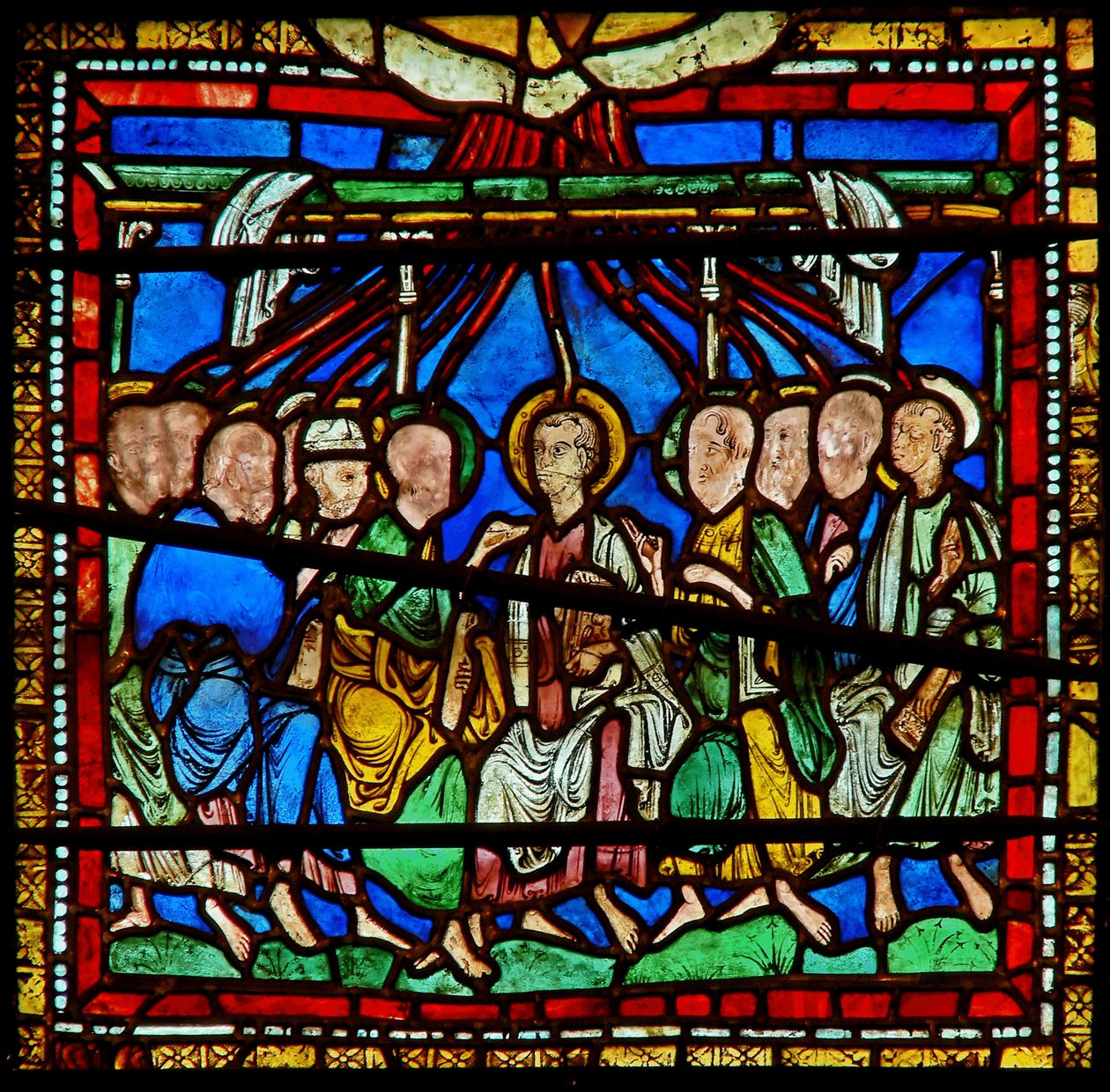 Dettaglio della vetrata est della Cappella della Trinità raffigurante la Pentecoste da English School