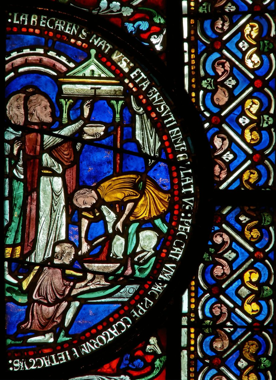 Dettaglio della vetrata est della Cappella della Trinità raffigurante la Pasqua e il segno del Tau da English School