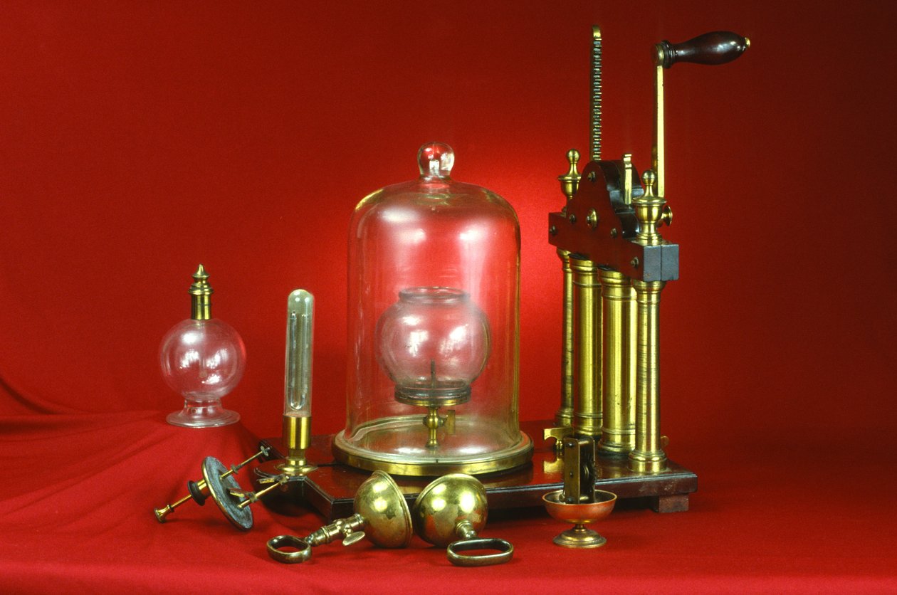 Pompa ad aria a doppio barile, fornita con vari esperimenti dimostrativi tra cui cavia e piuma, emisferi di Magdeburgo, campana in vuoto e vescica collassante, c.1800 da English School