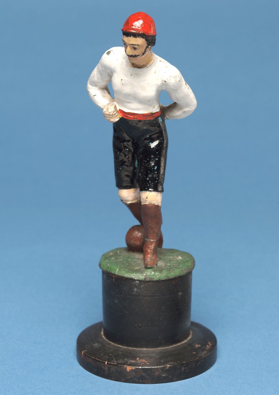 Calciatore con la palla ai piedi da English School