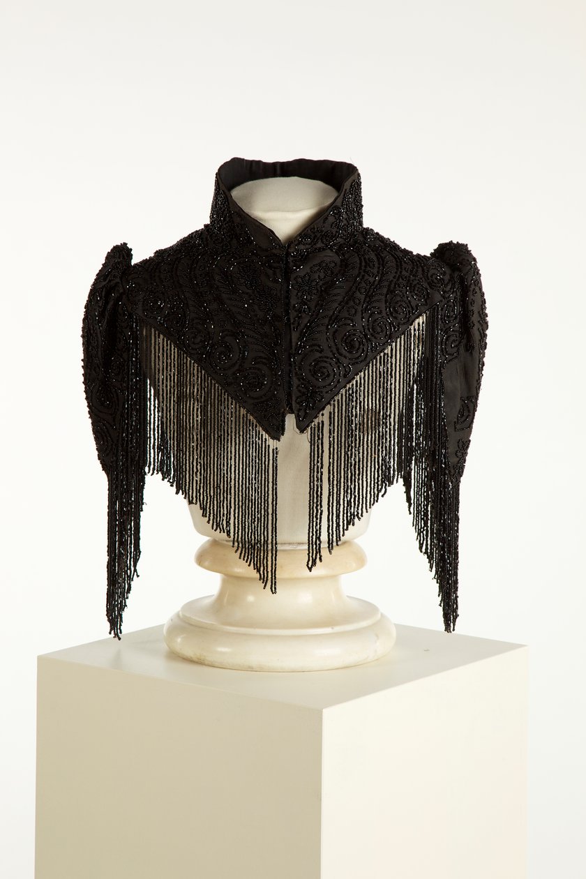 Mantellina nera a collo alto, c.1890-1900 da English School