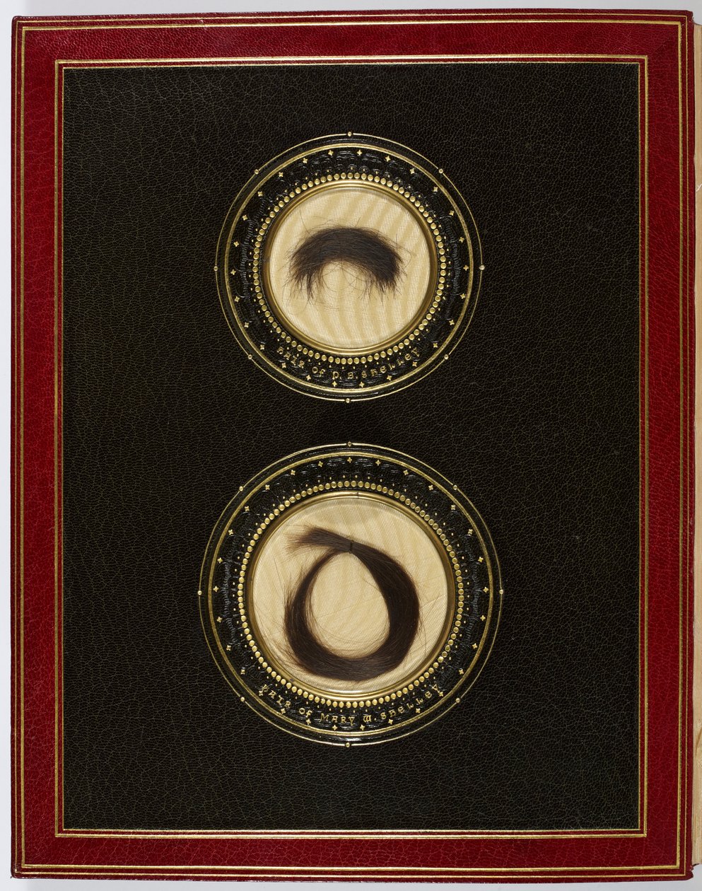 Copertina interna anteriore, con ciocche di capelli di Percy Bysshe Shelley e sua moglie Mary Shelley da English School