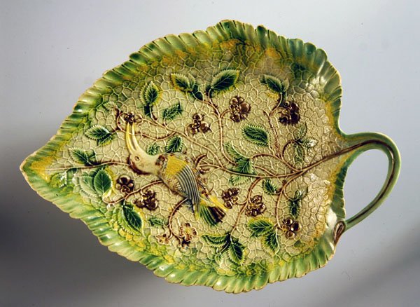 Piatto a forma di foglia decorato con viti e uccello esotico, 1760-70 da English School