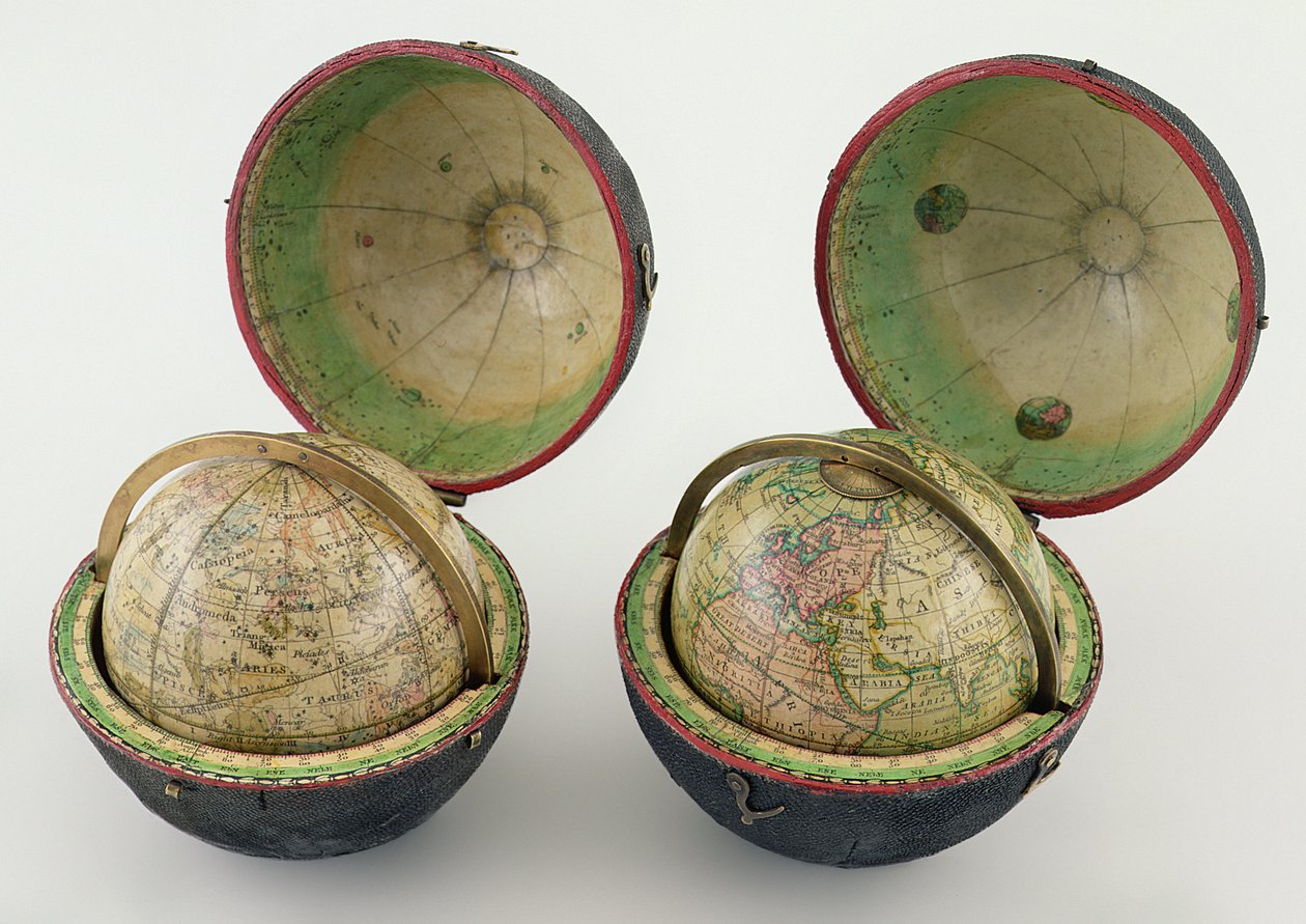 Coppia di globi tascabili, realizzati da Newton & Son, c.1830 (carton pierre, ottone, carta e similpelle nera) da English School