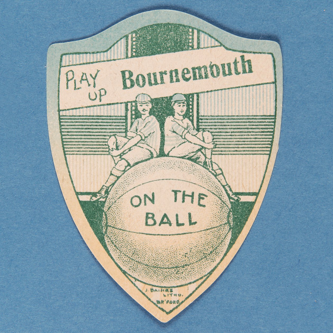 Gioca su Bournemouth, carta Baines a forma di scudo e due calciatori seduti su un grande pallone da calcio, 1888-89 da English School