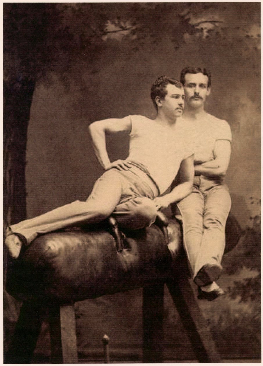 Ritratto di due ginnasti che posano su un cavallo con maniglie c.1899 (foto b/n) da English School