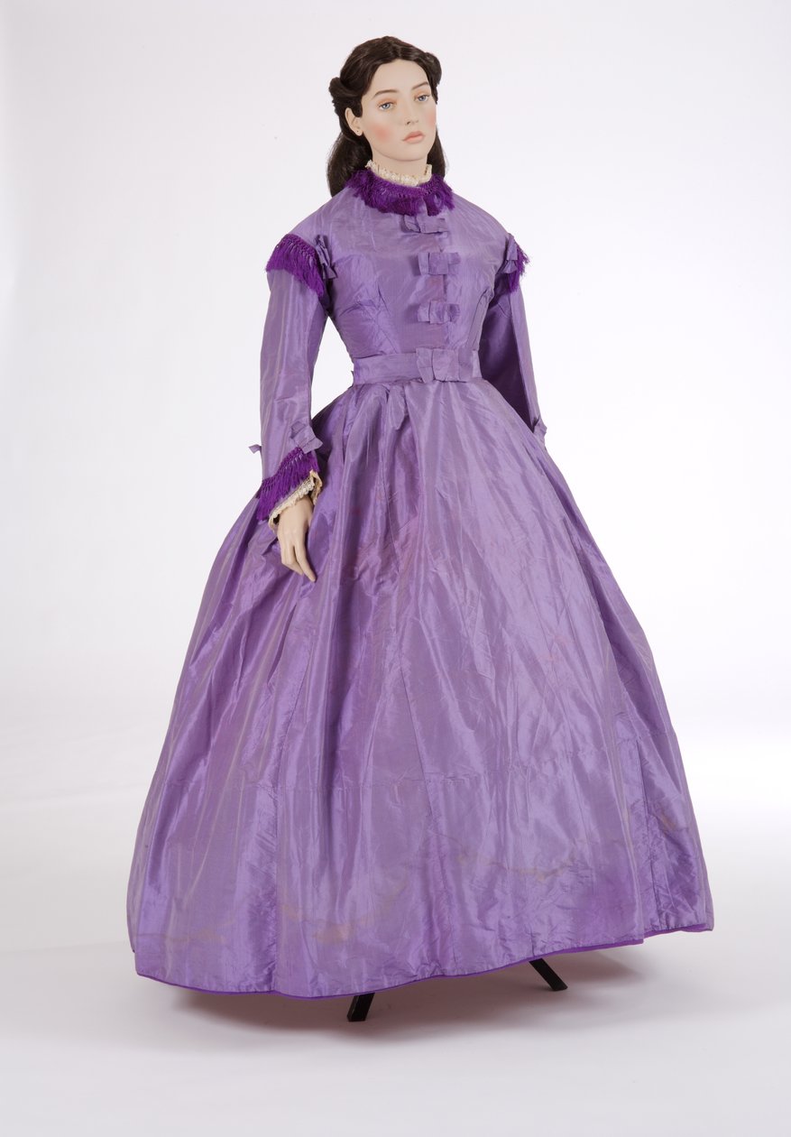 Abito da giorno viola, 1860 (taffetà di seta a righe) da English School