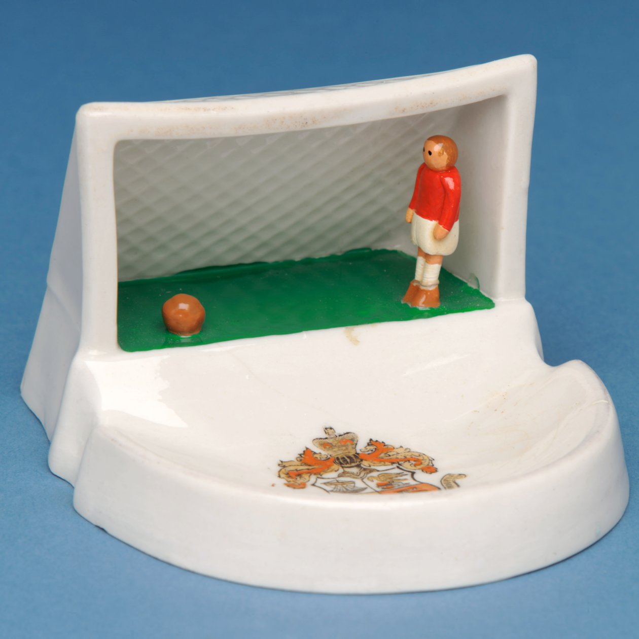 Raro souvenir araldico di Douglas, Isola di Man, raffigurante un portiere nella sua porta (ceramica) da English School