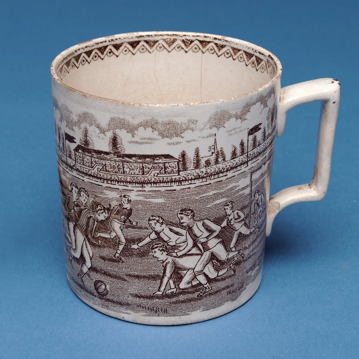 Boccale Staffordshire con stampa seppia di una partita di calcio (ceramica) da English School