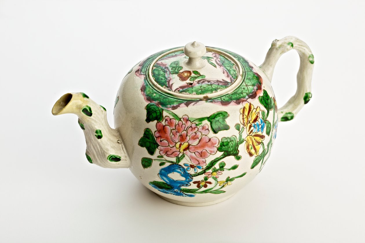 Teiera di Staffordshire decorata con crisantemi, 1760 da English School