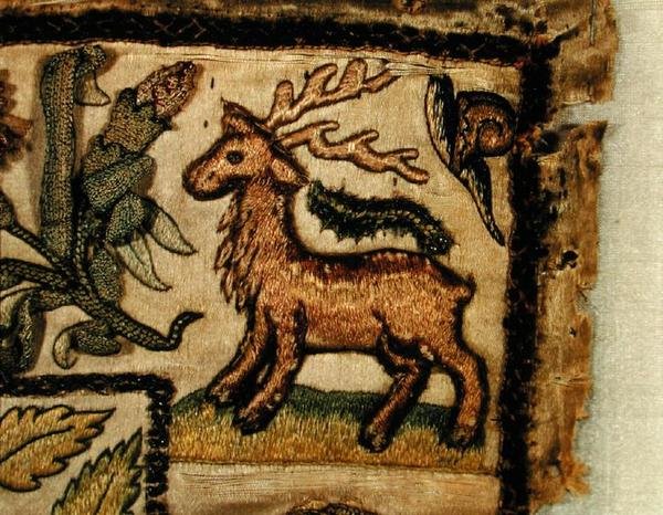 Ricamo in rilievo che raffigura un cervo (dettaglio) da English School
