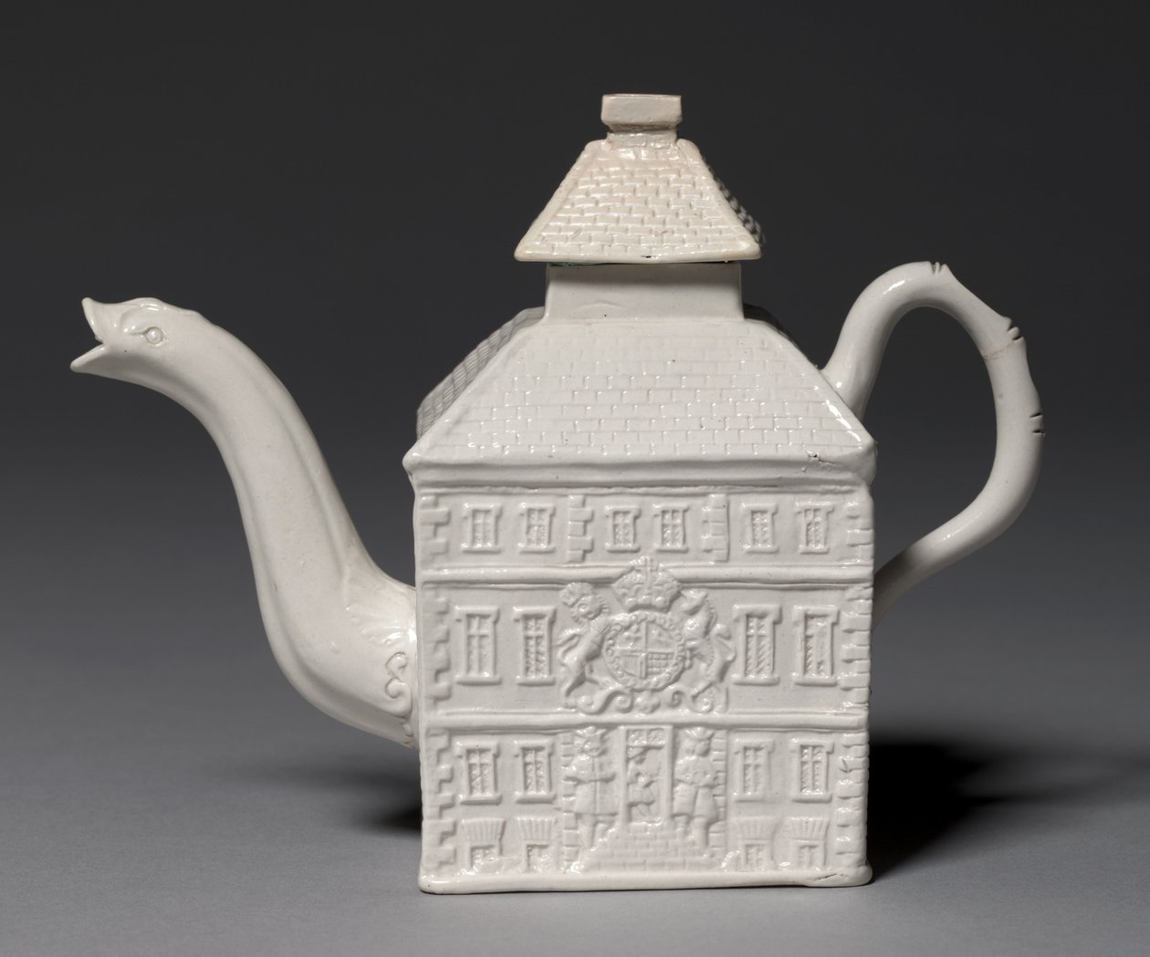 Teiera, prodotta dalla Fabbrica di Staffordshire, Gran Bretagna, modellata da Aaron Wood da English School