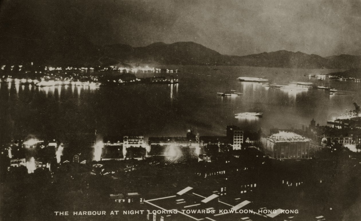 Il porto di notte verso Kowloon, Hong Kong, 1940 da English School