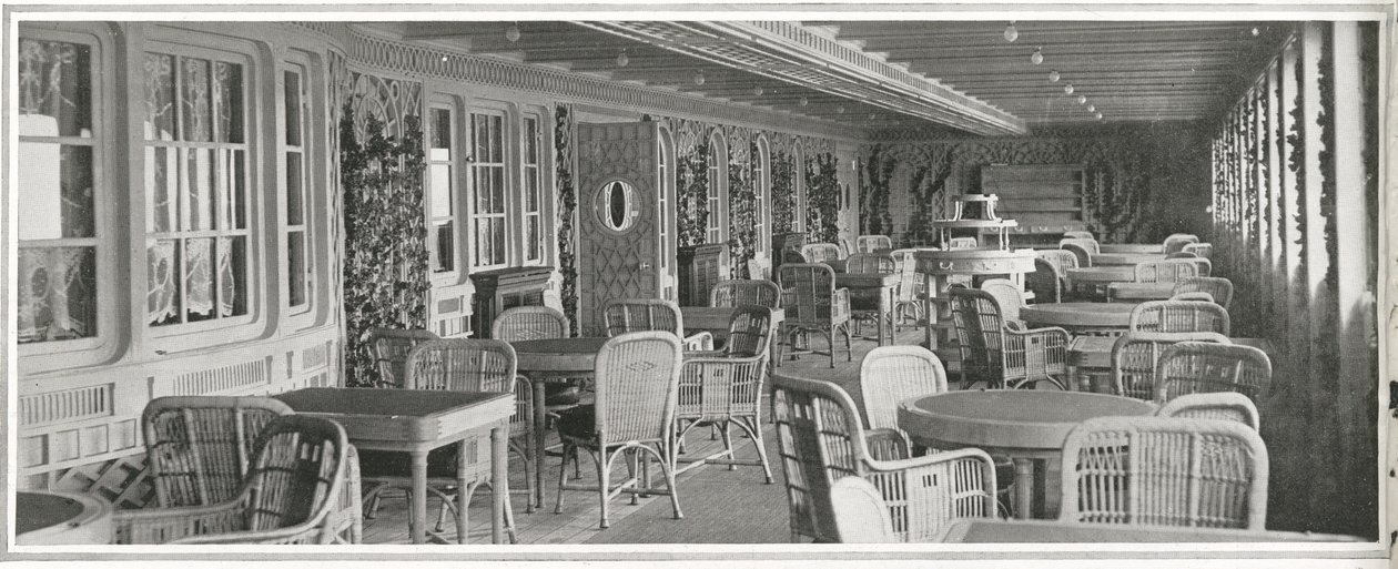 Il sontuoso caffè parigino sul Titanic, con il suo traliccio e le piante rampicanti, da 