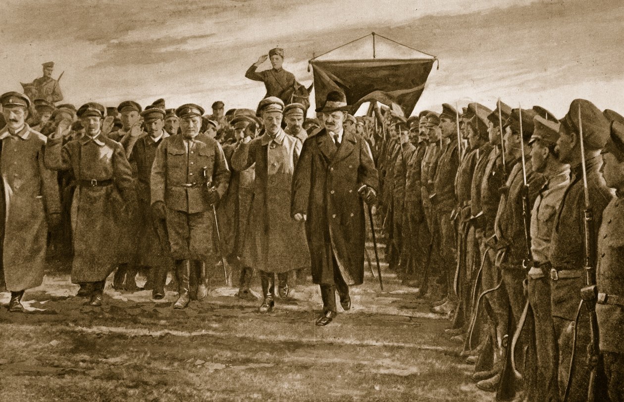 Trotsky, commissario per la guerra bolscevico della Russia, ispeziona un reggimento dei Lettoni, che formavano l