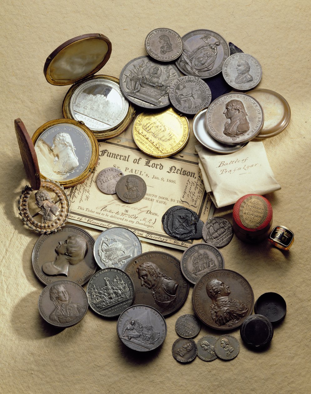 Varie medaglie e manufatti relativi all