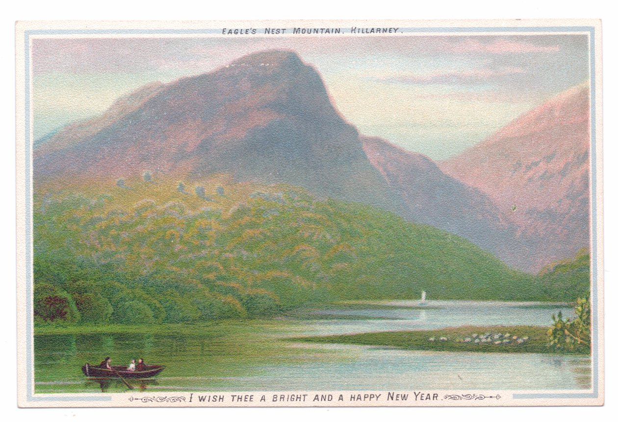 Cartolina di Capodanno vittoriana di tre persone in una barca a remi su un lago vicino a foreste e montagne, c.1880 da English School