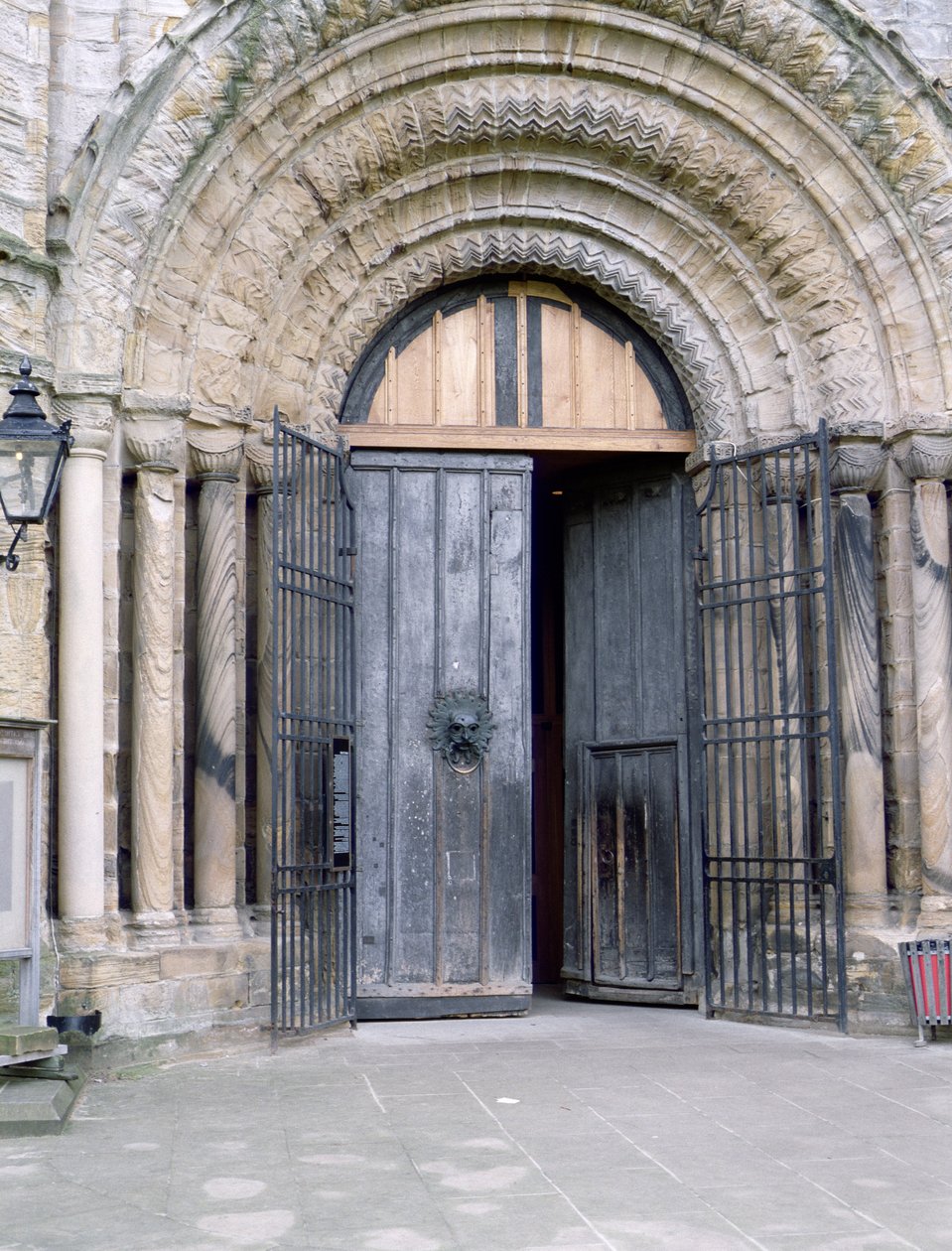 Veduta della Porta Nord della Cattedrale di Durham da English School