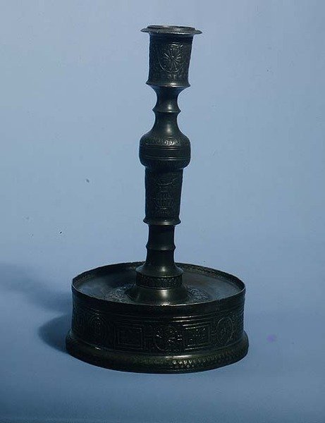 Candeliere di William Grainger con decorazione a rilievo, datato 1616 da English School