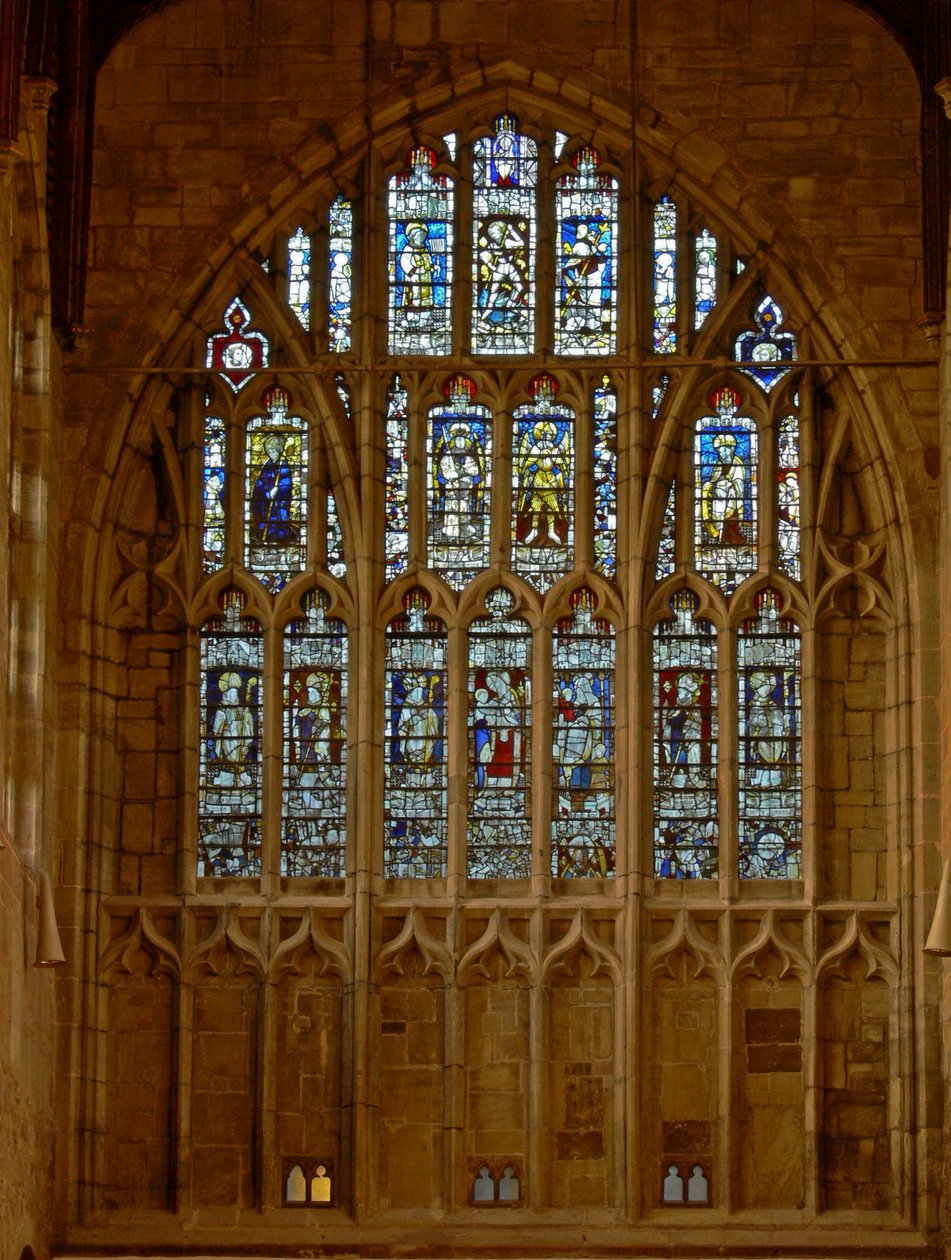Finestra raffigurante una vista della facciata occidentale della chiesa con figure di santi e membri della gerarchia angelica da English School