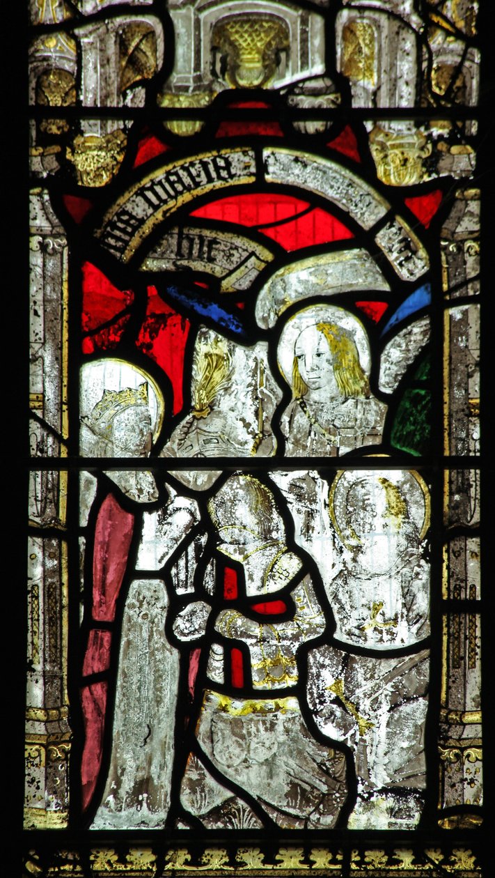 Vetrata n.6 raffigurante San Giorgio: la Vergine Maria lo arma da English School