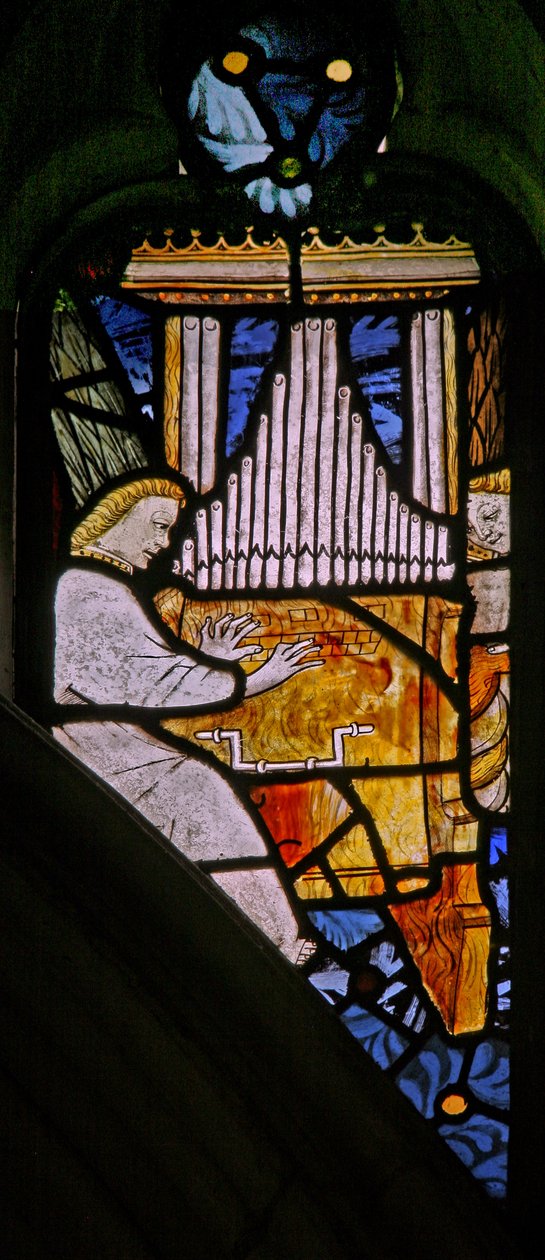 Finestra s1 raffigurante angeli musicisti con un organo da English School