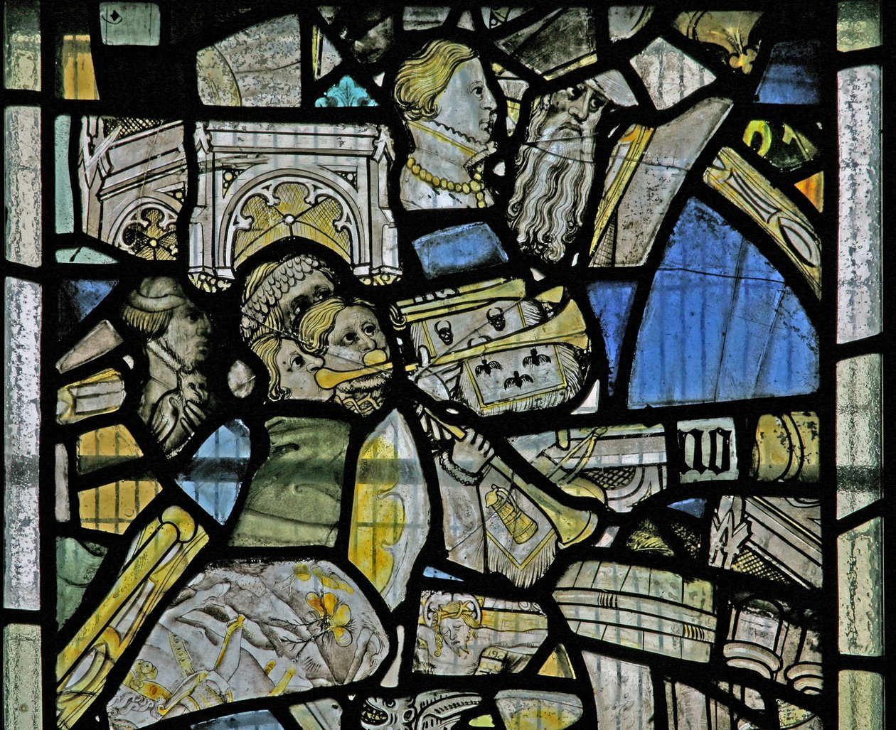 Vetrata s3 raffigurante dettagli tra cui trombettieri, frammenti di una scena della Crocifissione, teste e dettagli architettonici da English School