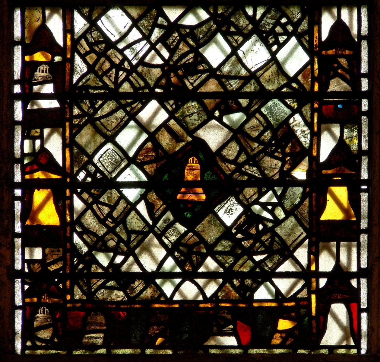 Finestra w41 raffigurante una campana e grisaille da English School