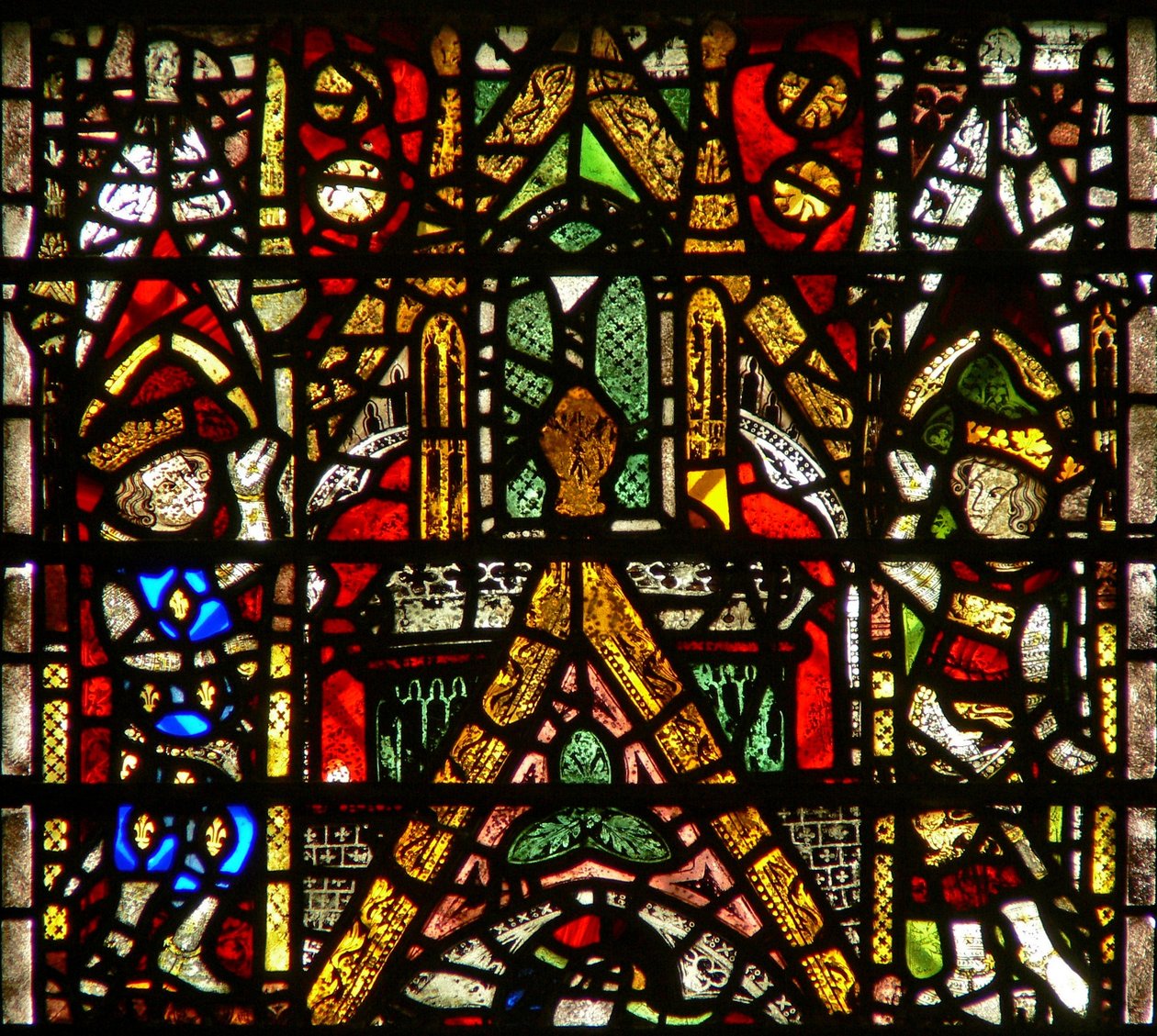 Vetrata w42 raffigurante un baldacchino e figure reali laterali da English School