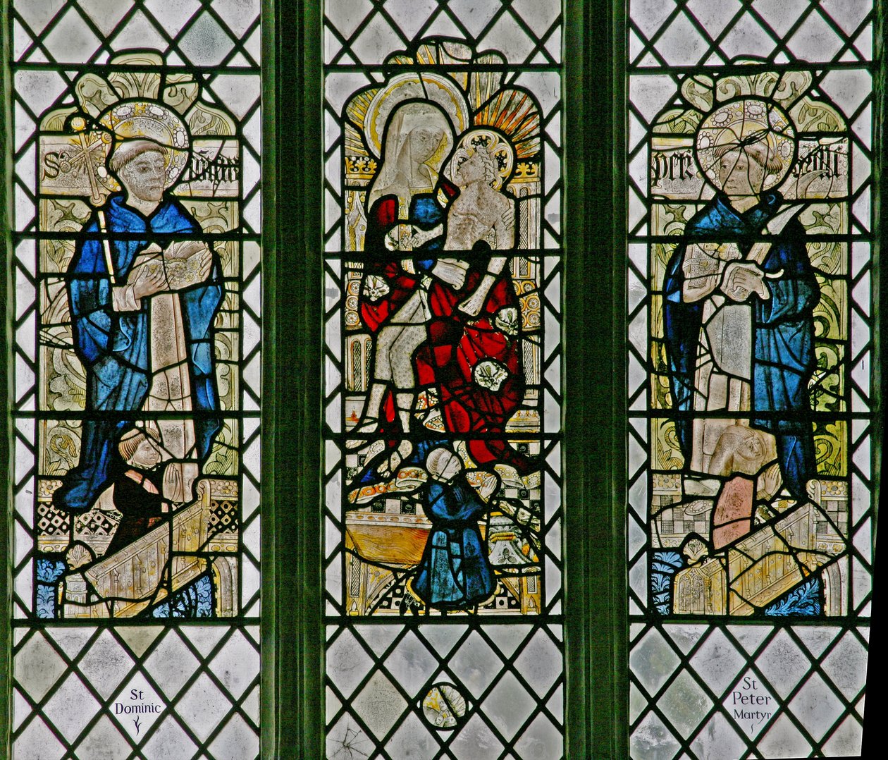 Finestra w4 raffigurante la Pietà con San Domenico e San Pietro Martire: piccole figure di donatori da English School