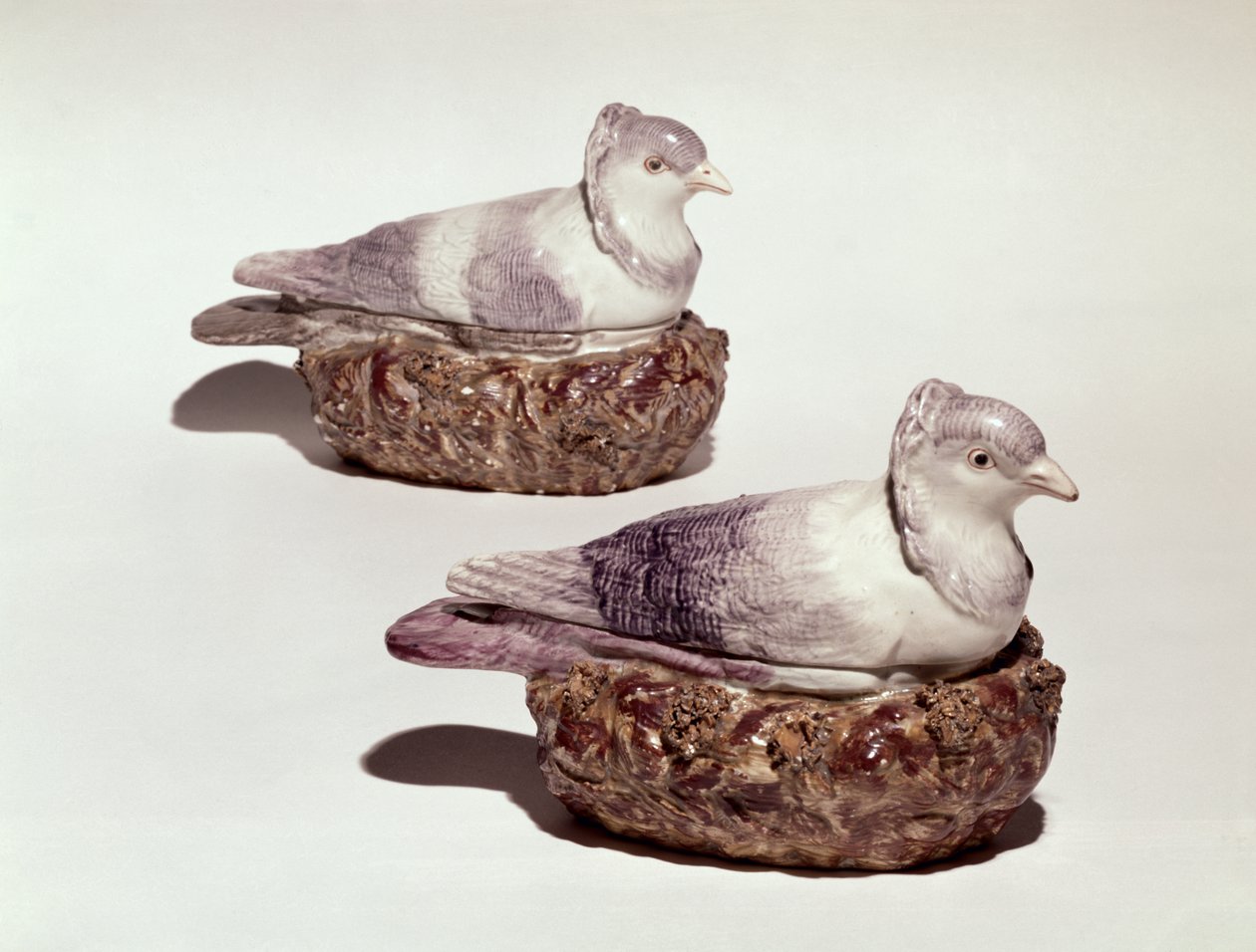 Coppia di zuppiere in ceramica di Staffordshire a forma di piccioni, c.1790 da Enoch Wood