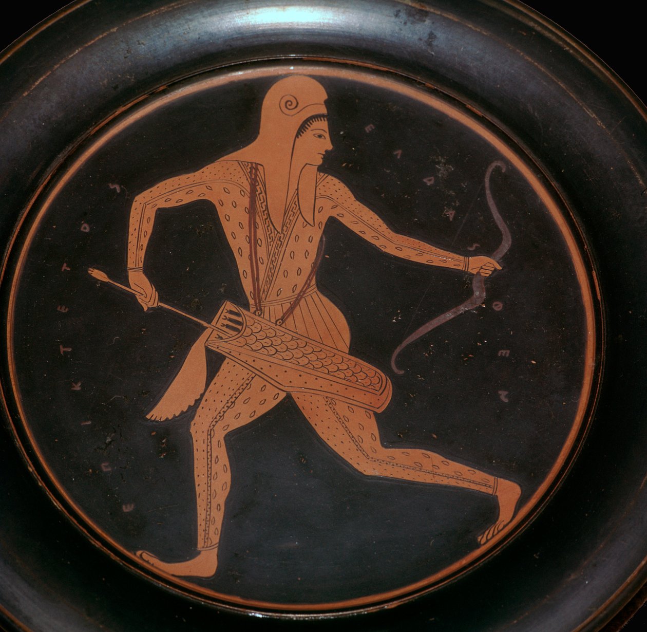 Piatto attico con immagine di un arciere in abito scita, V secolo a.C. da Epiktetos