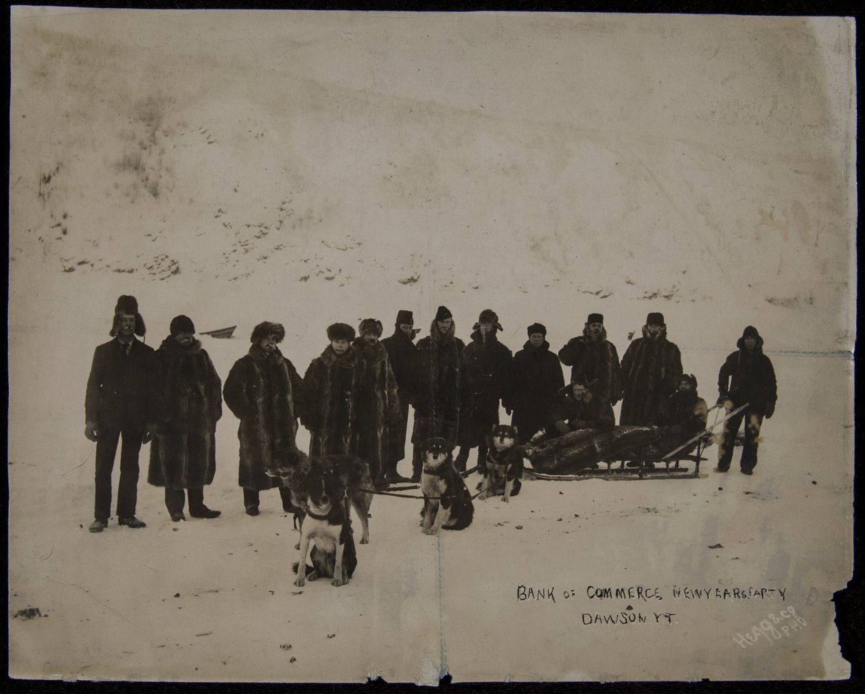 Festa di Capodanno della Canadian Bank of Commerce, Dawson, Y.T., fotografo, Hegg & Co., data sconosciuta (foto b/n) da Eric A. Hegg