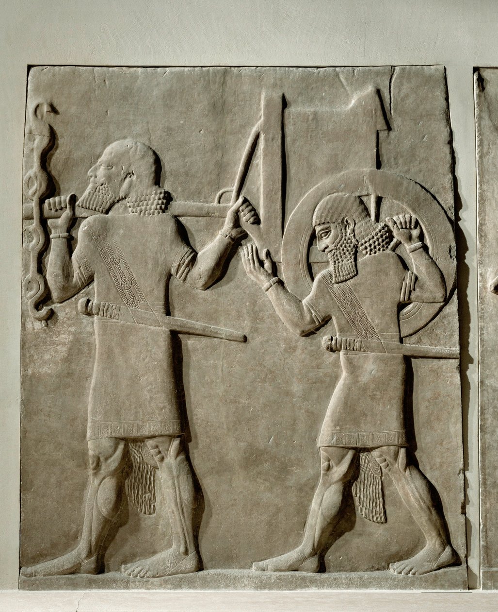 Servi che trasportano gli attrezzi per la caccia reale ... da Erich Lessing