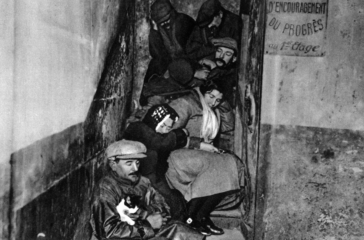 Una scala in un rifugio notturno, Parigi, 1931 da Ernest Flammarion