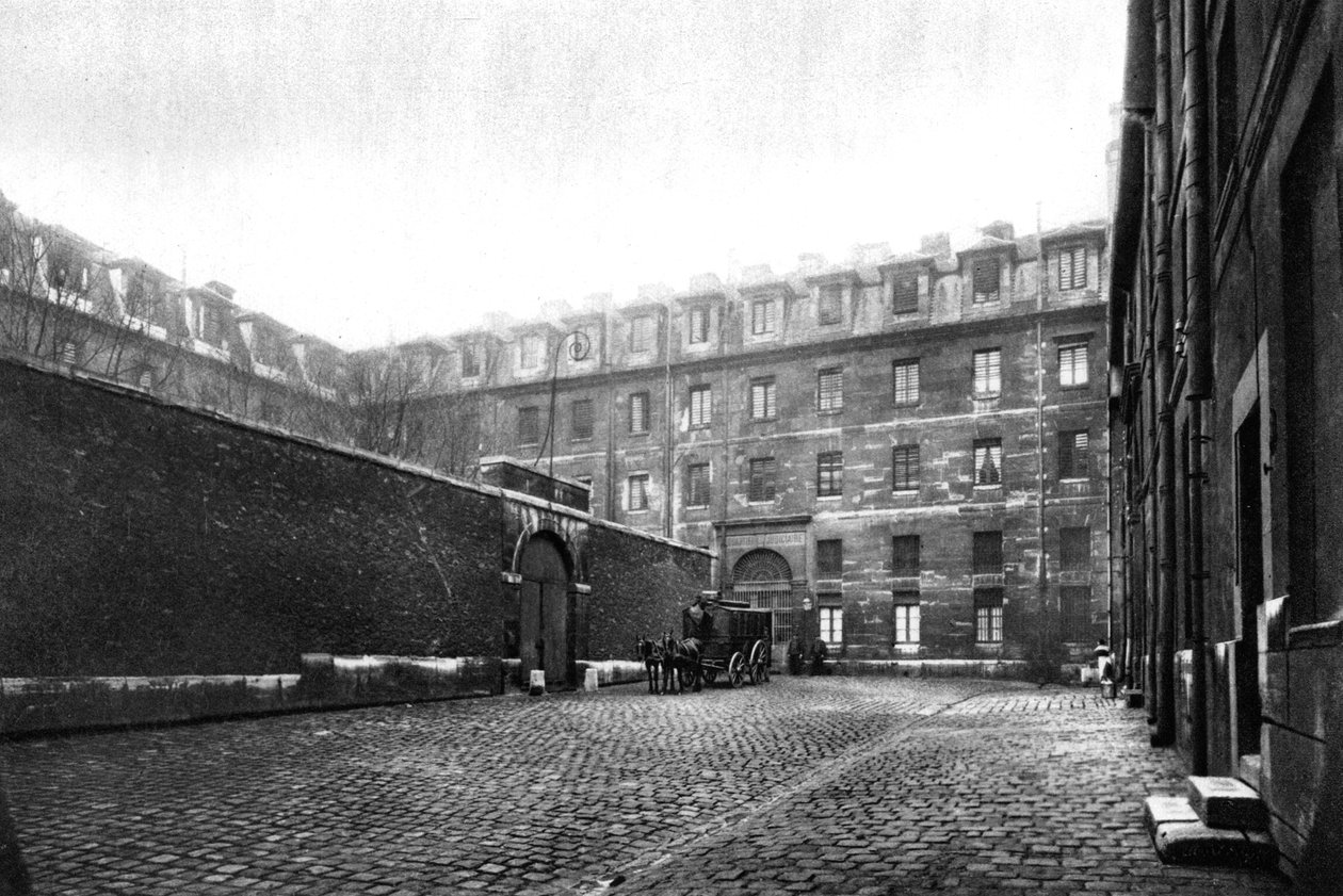 Cortile della prigione femminile di Saint Lazare, Parigi, 1931 da Ernest Flammarion