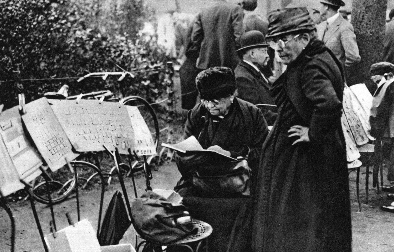 Venditori di francobolli sugli Champs Elysees, Parigi, 1931 da Ernest Flammarion