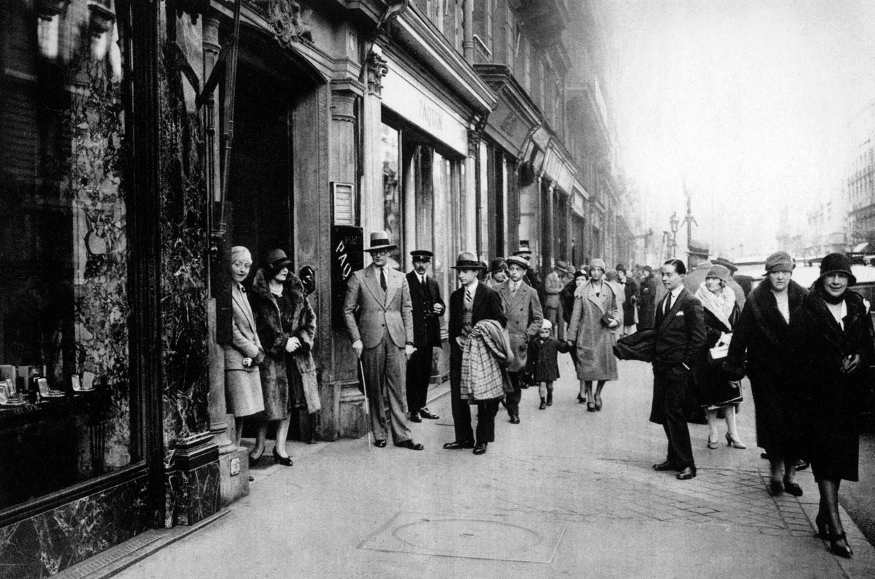 In attesa delle sarte che escono dal lavoro, Parigi, 1931 da Ernest Flammarion
