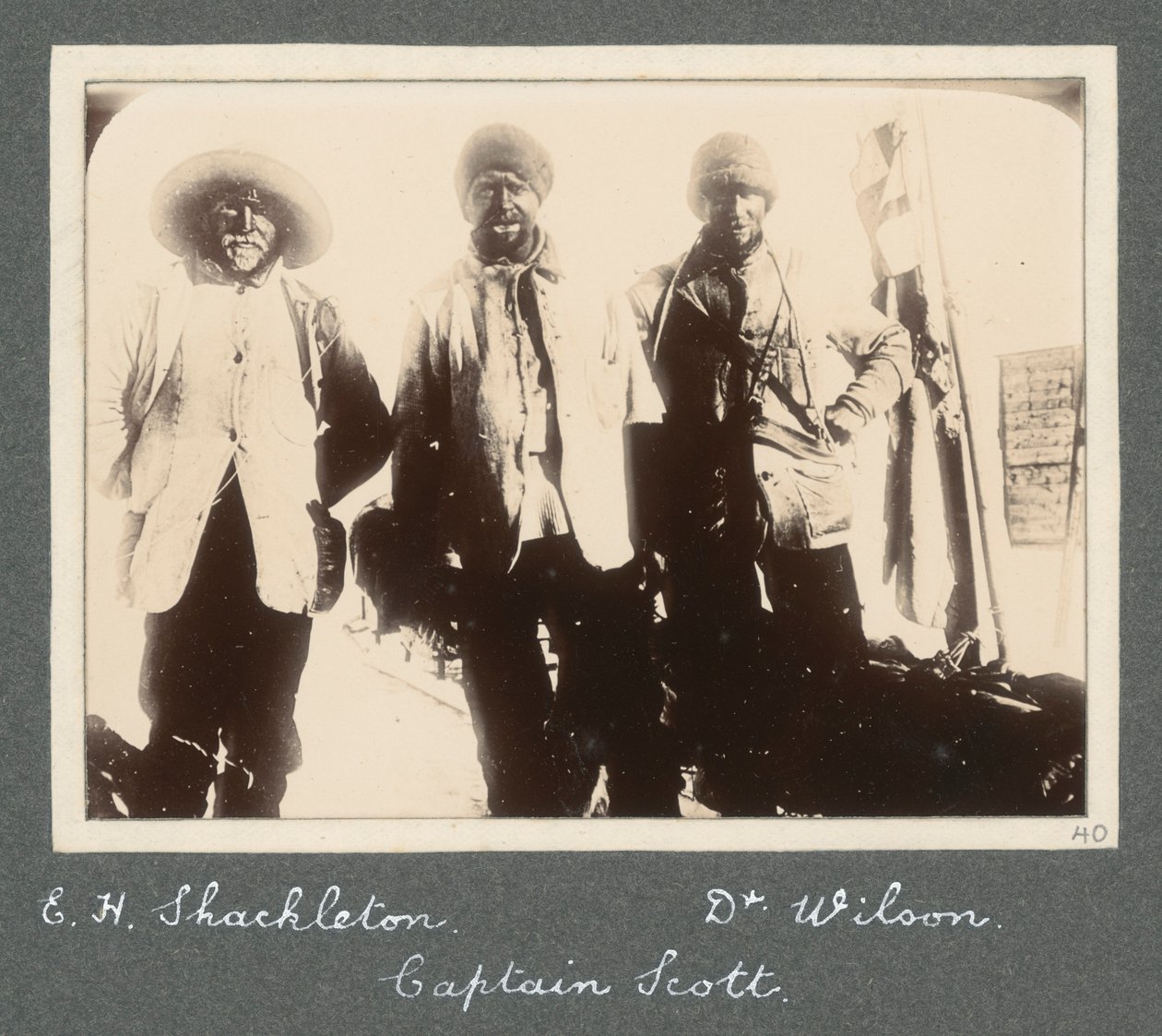 Una fotografia di gruppo di Shackleton, Capitano Scott e Dr. Wilson al loro ritorno alla Discovery dal tentativo di raggiungere il Polo Sud. Da un album di Sir Ernest Henry Shackleton intitolato Spedizione Antartica Nazionale (1901-1903) da Ernest Henry Shackleton