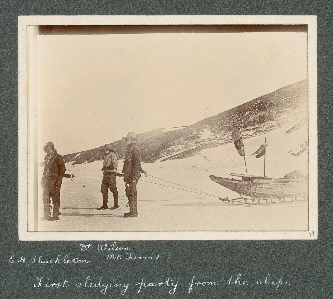 E H Shackleton, Dr Edward Wilson e Mr Hartley Ferrar (il geologo) imbracati alla slitta. Da un album di Sir Ernest Henry Shackleton intitolato Spedizione Antartica Nazionale (1901-1903) da Ernest Henry Shackleton