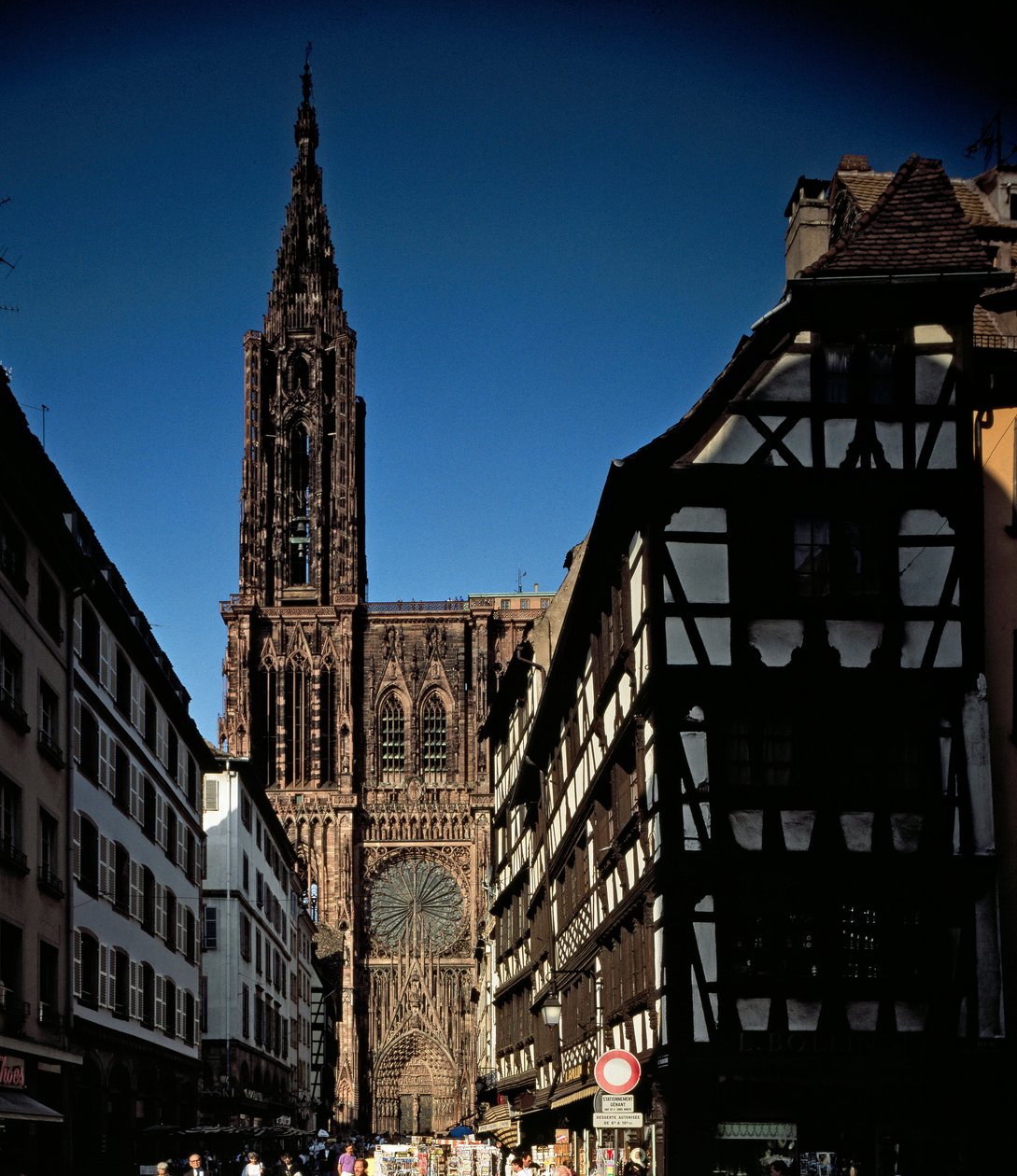 Arte gotica: vista di uno dei portali della Cattedrale di Notre Dame de Strasbourg, costruita nel XIII secolo da Erwin von Steinbach. (Basso Reno) da Erwin von Steinbach