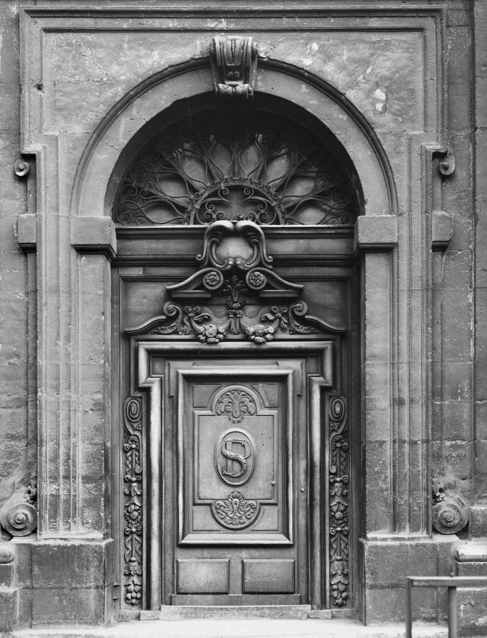 Vista della facciata della Chiesa di Saint-Paul-Saint-Louis, Parigi, il portale orientale da Etienne and Derand, F. Martellange
