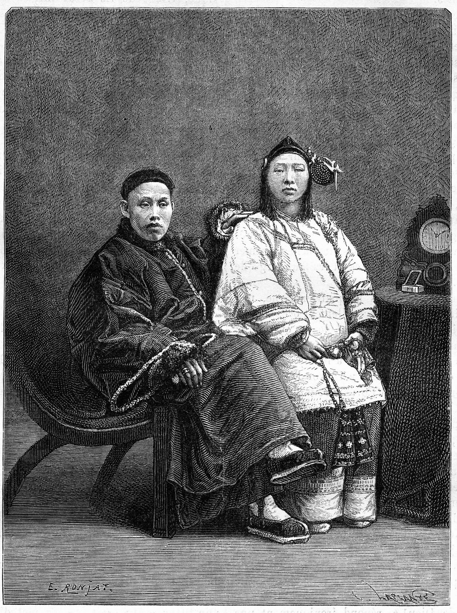 Coppia di notabili cinesi di San Francisco (Stati Uniti) nel XIX secolo. Incisione da un disegno di Ronjat, da una fotografia, in “Le Tour du Monde, Nouveau journal des Voyages”, a cura di Edouard Charton, Parigi da Etienne Antoine Eugene Ronjat
